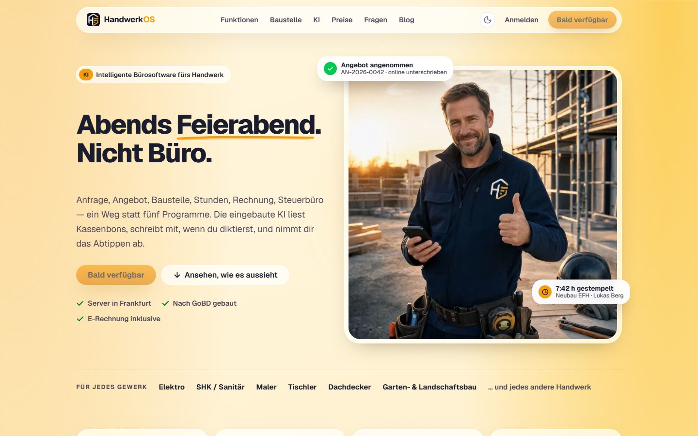 Startseite von HandwerkOS: große Überschrift „Abends Feierabend. Nicht Büro.“ neben dem Foto eines Handwerkers, der vor einem Baugerüst den Daumen hebt.